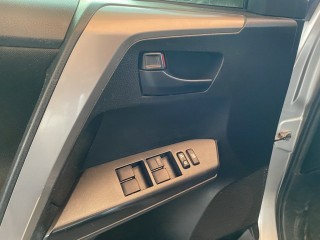 2018 Toyota RAV4 LE JTMZFREV0JJ203271 photo 6 2018 Toyota RAV4 LE JTMZFREV0JJ203271 photo 6